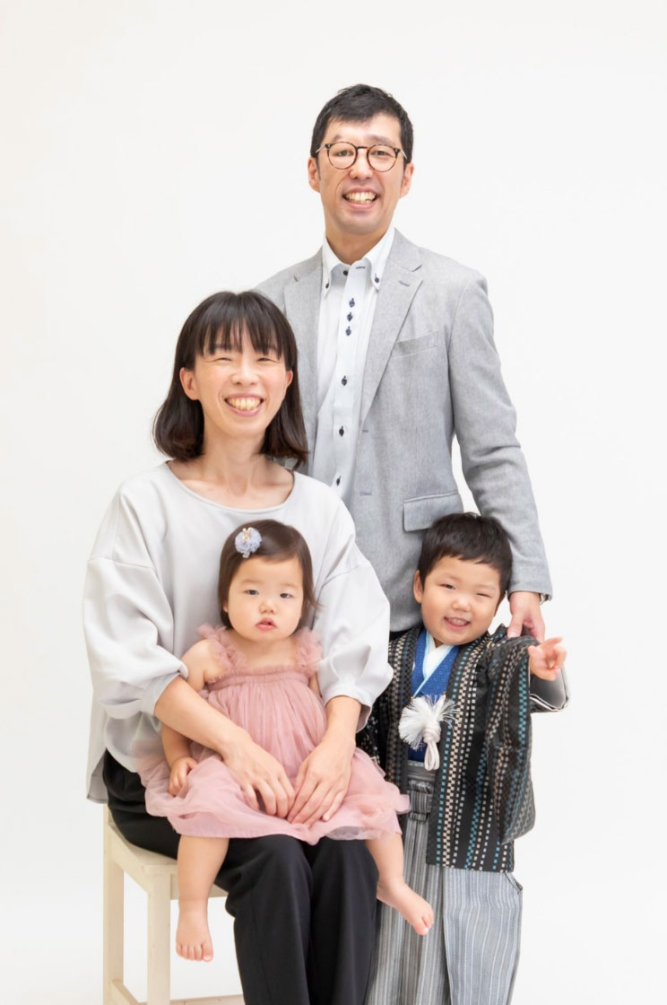 堺東Lulu Studio（ルルスタ）の写真イメージ。家族が笑顔で写っている集合写真。